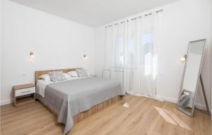 Posteľ alebo postele v izbe v ubytovaní 1 Bedroom Stunning Apartment In Kampor + 23 fotografií