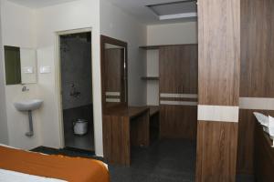 Koupelna v ubytování Vasantham Inn