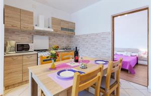 Una cocina y un comedor con mesa y sillas. en 1 Bedroom Stunning Apartment In Labin, en Labin