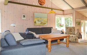 Posezení v ubytování Three-Bedroom Holiday Home In Saby