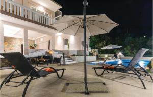 Patio alebo iná vonkajšia časť ubytovania Two-Bedroom Holiday Home In Ploce