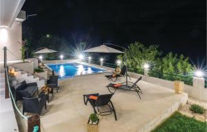 Bazén v ubytovaní Two-Bedroom Holiday Home In Ploce alebo v jeho blízkosti