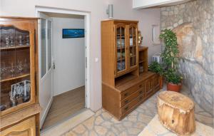 Kuchyňa alebo kuchynka v ubytovaní Two-Bedroom Holiday Home In Ploce