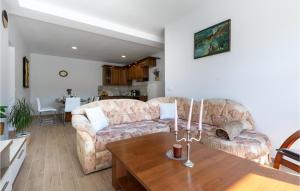 Posedenie v ubytovaní Two-Bedroom Holiday Home In Ploce