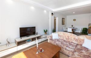 Televízia a/alebo spoločenská miestnosť v ubytovaní Two-Bedroom Holiday Home In Ploce