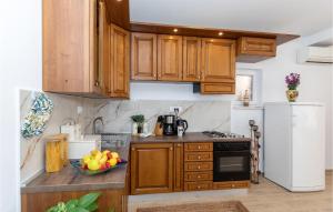 Kuchyňa alebo kuchynka v ubytovaní Two-Bedroom Holiday Home In Ploce