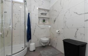 Kúpeľňa v ubytovaní Two-Bedroom Holiday Home In Ploce