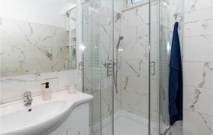 Kúpeľňa v ubytovaní Two-Bedroom Holiday Home In Ploce