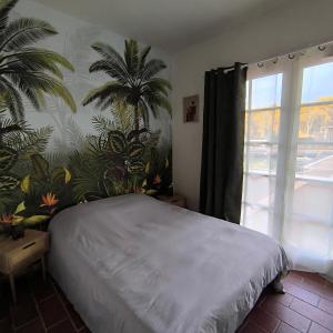a bedroom with a bed and a plant wall at Le nid du lac in Marciac