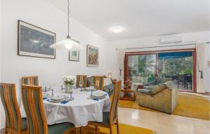 a dining room with a table and chairs at Gorgeous Apartment In Njivice With Wifi in Njivice