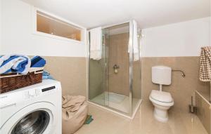 Koupelna v ubytování Three-Bedroom Holiday Home In Labin