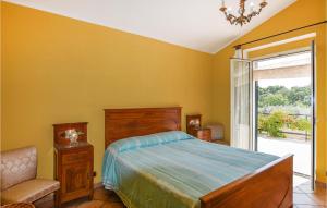 Un dormitorio con una cama y una puerta corrediza de vidrio. en Awesome Home In Palazzolo Acreide, en Palazzolo Acreide