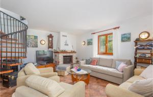 un salon avec un canapé et une télévision dans l'établissement Amazing Home In Malinska With Kitchen, à Malinska