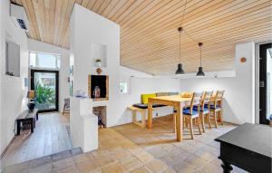 Posezení v ubytování Gorgeous Home In Skagen With Wifi