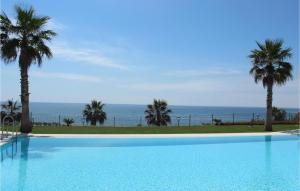 ein Swimmingpool mit Blick auf das Meer in der Unterkunft Beautiful Apartment In Estepona in Estepona + 20 Fotos
