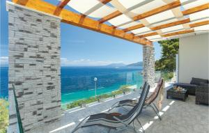 eine Terrasse mit 2 Stühlen und Meerblick in der Unterkunft Holiday Home Prigradica - 01 in Prigradica
