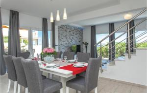 Ein Sitzbereich in der Unterkunft Holiday Home Prigradica - 01