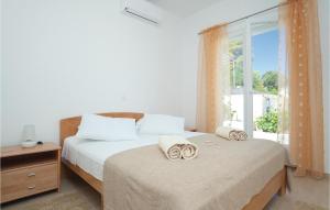 Ein Bett oder Betten in einem Zimmer der Unterkunft Holiday Home Prigradica - 01