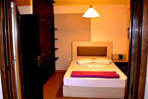 ネアブラスナにあるΑmalia Lux Villasのベッドルーム1室(白いシーツと枕のベッド1台付)