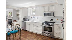 Dapur atau dapur kecil di Enjoy Boston Private Patio On Montgomery Park