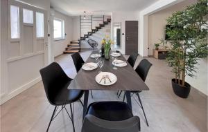 Χώρος καθιστικού στο 3 Bedroom Gorgeous Home In Liznjan