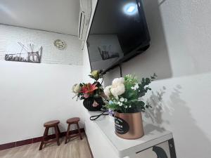 เกษมสุขรีสอร์ท Kasamesuk Resort的电视和/或娱乐中心