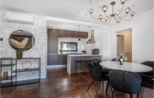 Kuchnia lub aneks kuchenny w obiekcie 2 Bedroom Awesome Apartment In Zidarici