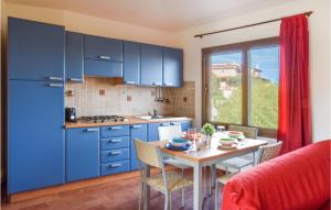A kitchen or kitchenette at Amazing Apartment In Porto San Paolo Még 10 kép