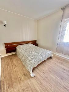 a bedroom with a bed and a window at Solar Home appartement T2 in Albufeira