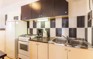 Kuchyň nebo kuchyňský kout v ubytování Two-Bedroom Apartment In Vodnjan