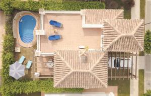 una vista aerea di un resort con piscina di 2 Bedroom Lovely Home In Roldan a Roldán