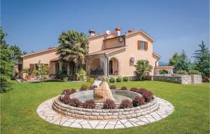 Vonkajšia záhrada v ubytovaní 5 Bedroom Beautiful Home In Labin