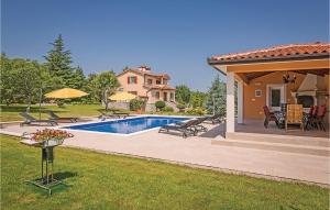 Bazén v ubytovaní 5 Bedroom Beautiful Home In Labin alebo v jeho blízkosti