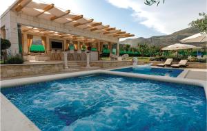 Bazén v ubytovaní Cozy Home In Seget Donji With Jacuzzi alebo v jeho blízkosti