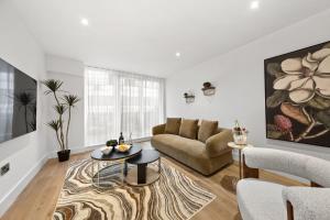 una sala de estar con un sofá y una mesa en Atlas House Eight, en Harrogate