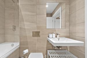 Un baño con lavabo, inodoro y espejo. en Atlas House Eight, en Harrogate 37 fotos más