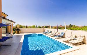 Bazén v ubytování Gorgeous Home In Vodnjan nebo v jeho okolí