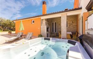 Bazén v ubytování Gorgeous Home In Vodnjan nebo v jeho okolí + 34 fotografií