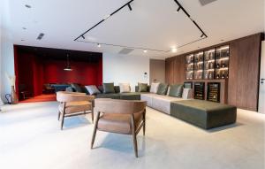 ein Wohnzimmer mit Couch und Sesseln in der Unterkunft 4 Bedroom Stunning Home In Murter in Murter