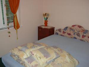 A bed or beds in a room at Babarczi Üdülőház