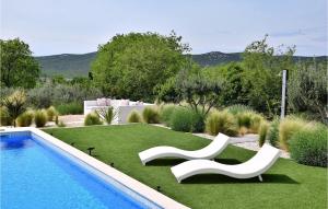 La alberca dentro o cerca de Villa Nebesi