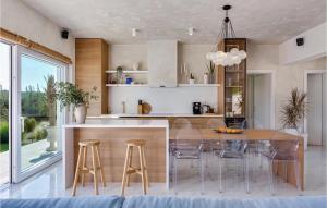 Una cocina o cocineta en Villa Nebesi