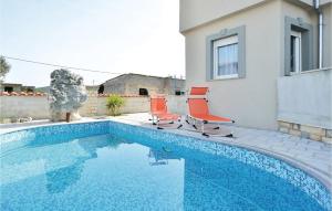Bazén v ubytování Holiday Home Kakma V nebo v jeho okolí