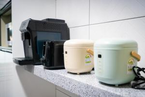 Příslušenství pro přípravu čaje a kávy v ubytování Arte premium oneroomtel Myeongdong + 3 fotografie