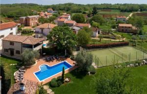 - une vue aérienne sur une maison avec un court de tennis dans l'établissement Villa Pilato, à Vižinada 51 autres photos