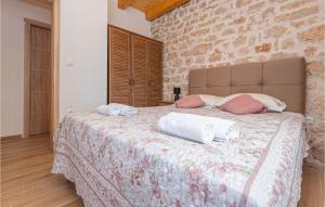 Posteľ alebo postele v izbe v ubytovaní 2 Bedroom Beautiful Home In Drinovci