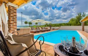 een zwembad met stoelen en een tafel naast een terras bij Villa Mek in Zadar