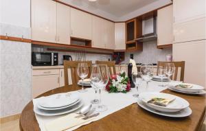 Kuchnia lub aneks kuchenny w obiekcie Holiday Home Vrsi I
