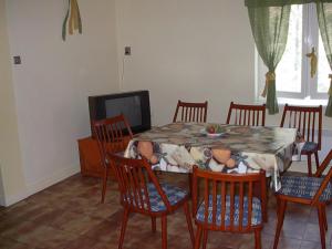 A seating area at Babarczi Üdülőház
