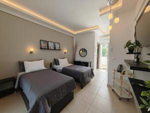 A bed or beds in a room at Hotel Valerios